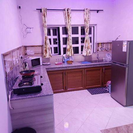 Rs Villas - Three Bedrooms Share Apartment With Private Room And Free Wifi And 100Mts To The Beach And Ac And 100Mts To Bus Stop And Pool Flic-en-Flacq Exterior foto