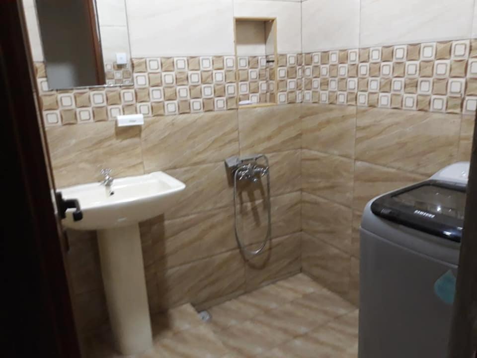 Rs Villas - Three Bedrooms Share Apartment With Private Room And Free Wifi And 100Mts To The Beach And Ac And 100Mts To Bus Stop And Pool Flic-en-Flacq Exterior foto
